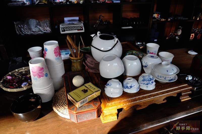 眼底就是午桥送的鸡翅木的茶台，绿檀的茶道，青花的茶杯。。。赞