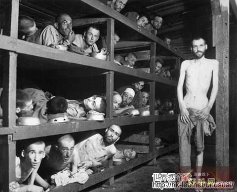 2. 這是位於 Buchenwald 的集中營中的囚犯。當美軍第80師到達時許多人已死於營養不良。該集中營1945年4月16日解放。