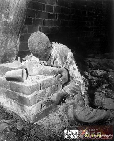 6. 触目驚心地一幕：這囚犯還保持著被燒死時的姿勢...他和其他150被關押在 Gardelegen 集中營的囚犯在納粹黨撤離時被活活燒死...