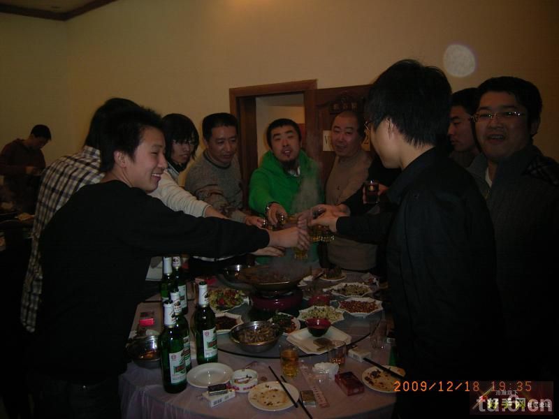 这桌碰杯我也参与  哈哈