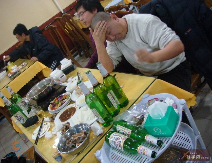 磊哥愁啊，点烟点完烟主人就变了，怎么认识这么一帮人啊，嘿嘿