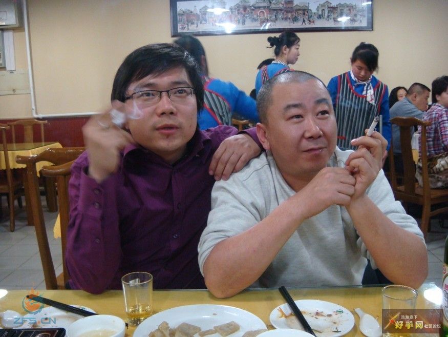 太欺负人了，他们俩看球，我还得转过去才能看到，脖子老酸了！抗议