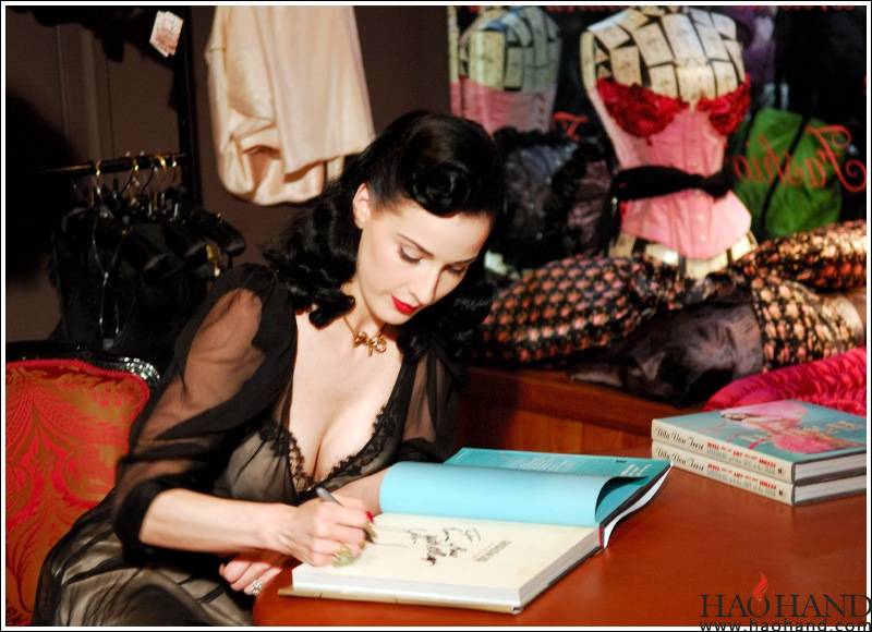 Dita_Von_Teese_by_3vil0wl.jpg