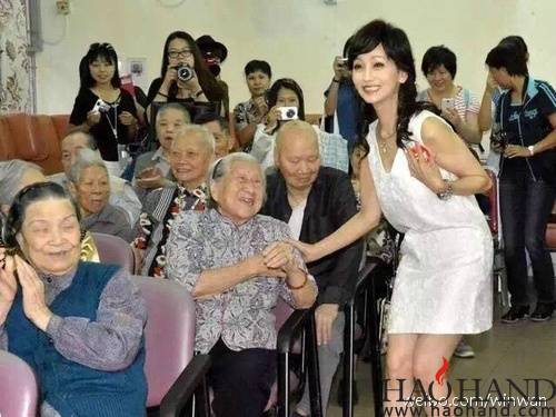 一位六十多岁的老奶奶，到养老院看望同龄人.jpg