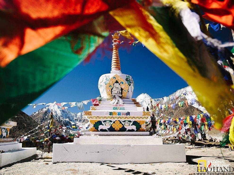 在印度喜马偕尔邦的山道，佛教祈祷旗环绕着浮屠塔。“这里有大量的旗帜环绕，我决定漫.jpg