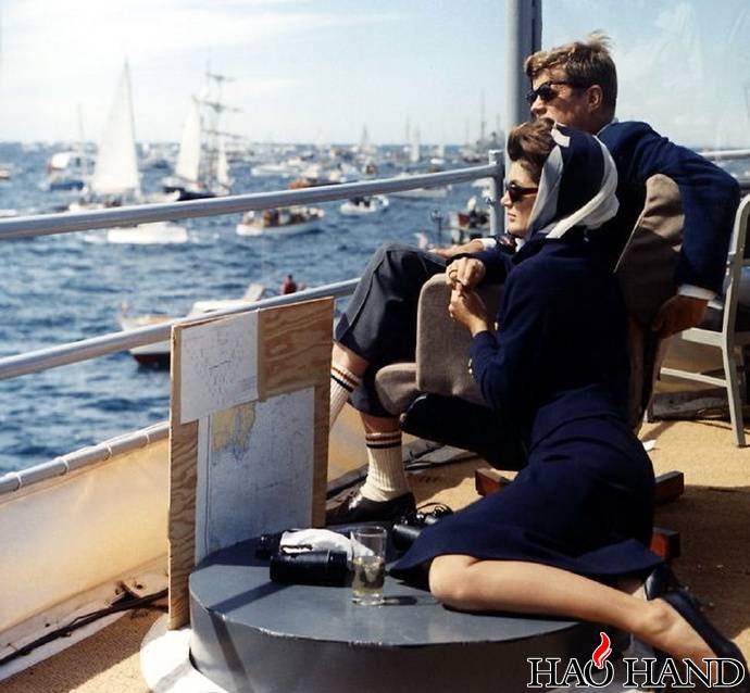 肯尼迪在军舰上观看美洲杯帆船赛【1962年】 .jpg