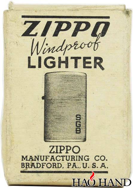 1946年初，该盒子进行了重新设计，现在展示了新型的镍银Zippo打火机模型。SGB的缩写代.jpg