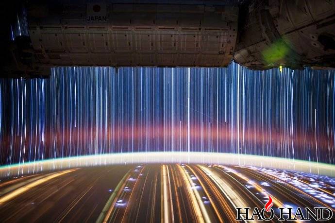 空间站拍摄到的照片，像是天地连接的道路，图源NASA.jpg