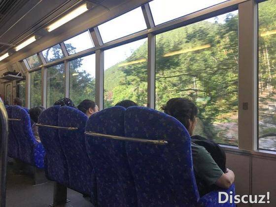 日本的火车座位朝外，方便看风景.jpg