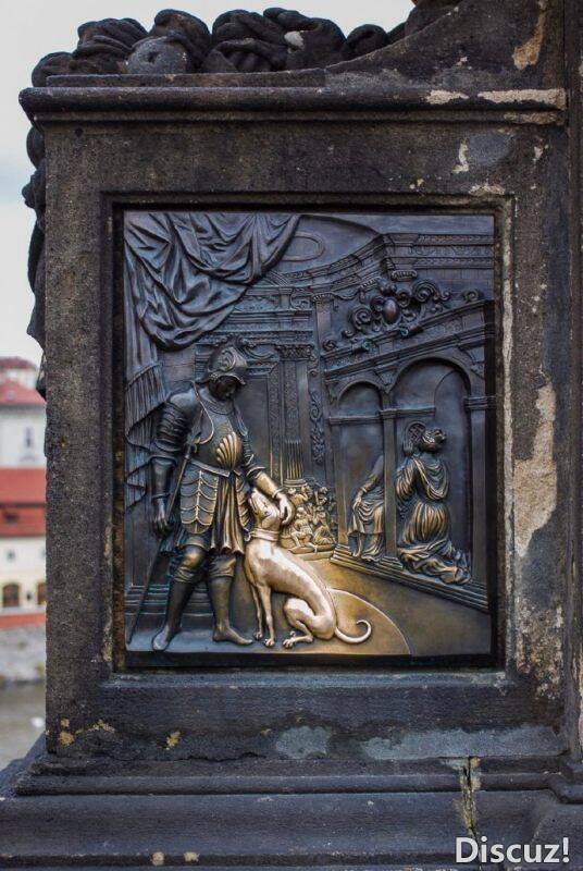 捷克布拉格查理大桥，浮雕上被路人游客摸了四个多世纪的狗狗被太阳照射一样熠熠闪光。 .jpg