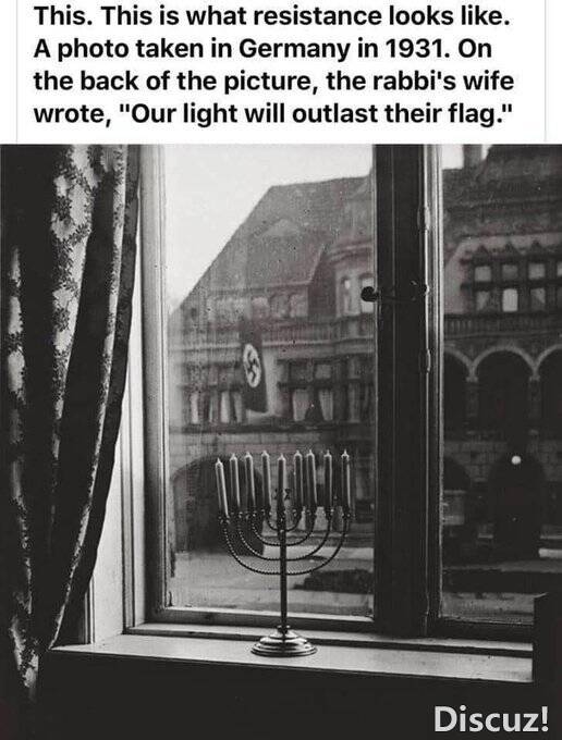 一张德国人在1931年在德国拍摄的照片。在照片的背面写道：“我们的光芒将比他们的旗帜.jpg