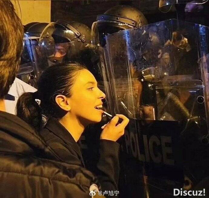 格鲁吉亚女孩在抗议活动的街头.jpg