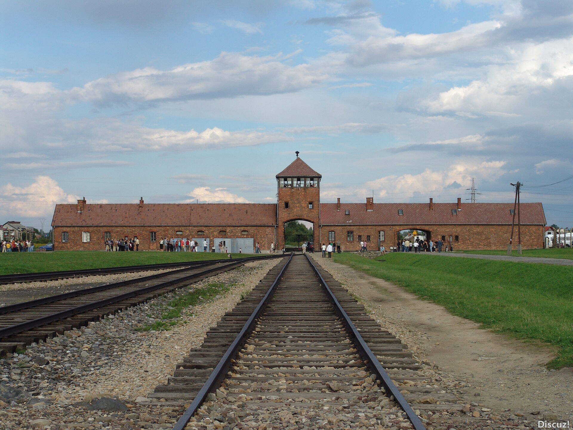 1920px-Birkenau_gate.JPG